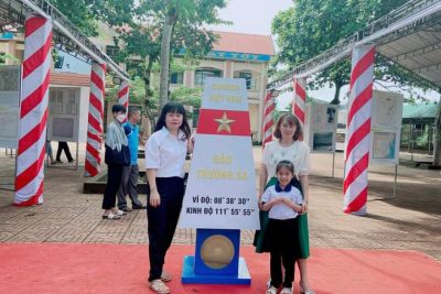 Tham gia triển lãm ” Hoàng Sa, Trường Sa của Việt Nam –  Những bằng chứng lịch sử và pháp lý”